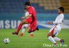图文-亚运男足伊朗1-0胜韩国获季军韩国队员飞身追球
