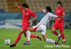 图文-亚运男足伊朗1-0胜韩国获季军伊朗队员飞身上抢