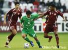 图文-亚运男足决赛伊拉克VS卡塔尔夹击中带球