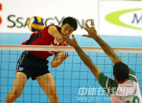 图文2002年亚运会资料图老将张翔奋力扣球