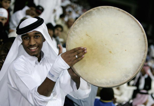 图文-亚运赛场尽显阿拉伯风情 手舞足蹈敲起鼓