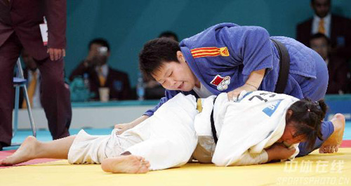 图文-女子柔道78公斤级佟文夺金 佟文力压对手