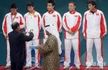 图文-乒乓球男团中国队夺金五位冠军接受金牌