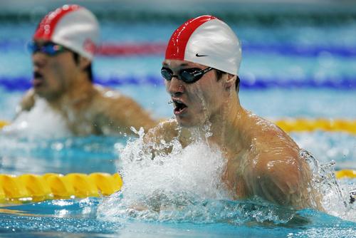 图文-亚运会游泳4日赛况 男子100米蛙泳比赛中