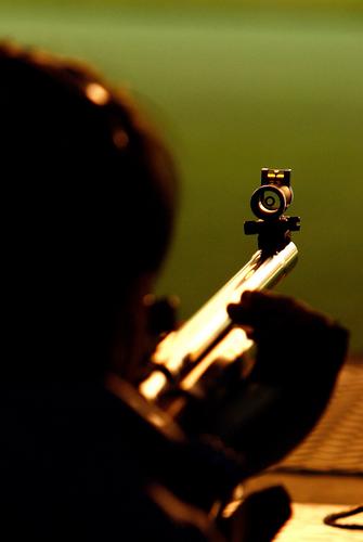 图文-50米气步枪卧射比赛 运动员枪口下的标靶