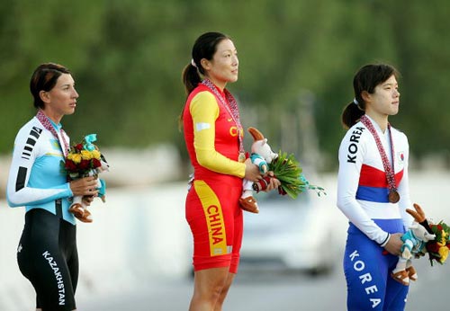 图文-公路自行车女子计时赛李梅芳夺冠升国旗仪式