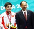 图文-男子斯诺克双人赛中国夺冠颁奖后与刘鹏合影