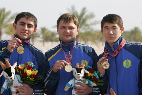 图文-男10米移动靶混合速团体 哈萨克斯坦队展示金牌