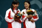 图文-乒乓球王楠/陈晴女双获得季军铜牌也很开心
