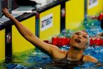 图文-齐晖夺得女子200米混合泳金牌胜利抵达终点
