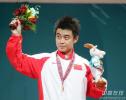 图文-亚运会乒球男单决赛王皓向现场观众致意