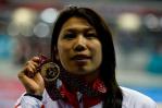 图文-齐晖夺得女子200米混合泳金牌齐晖展示金牌