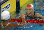 图文-齐晖获女子200米混合泳金牌接受对手祝贺
