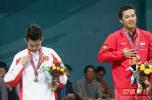 图文-羽毛球陶菲克夺冠林丹低下头看银牌