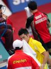 图文-羽毛球陶菲克夺冠教练对其进行安慰