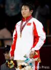图文-女子摔跤72公斤级赛况仰望国旗升起