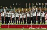 图文-亚运橄榄球中国队摘铜登上冠军领奖台