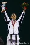 图文-空手道女子个人套路日本选手夺冠接受欢呼
