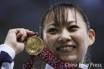 图文-空手道女子个人套路日本选手夺冠展示金牌