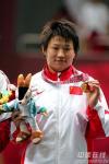 图文-女子72公斤级自由式摔跤王旭夺冠在领奖时刻