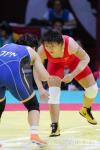 图文-女子72公斤级自由式摔跤王旭夺冠两人在交战
