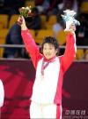 图文-女子72公斤级自由式摔跤王旭夺冠手举吉祥物