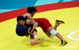 图文-女子72公斤级自由式摔跤王旭夺冠对手即将摔倒