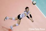 图文-多哈亚运会中国女排夺冠日本队员救球