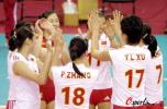 图文-中国女排夺得亚运三连冠队员们开心击掌相庆