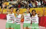 图文-亚运会女子4x400米接力印度队员作出胜利手势