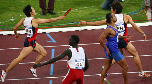 图文-亚运男子4x400米接力赛 日本队交接开始落后