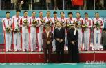 图文-中国女排夺亚运冠军女排姑娘与颁奖嘉宾合影
