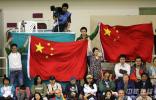 图文-中国女排夺亚运冠军观众高举五星红旗
