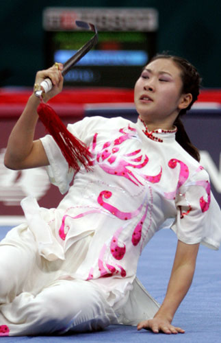 图文-武术女子长拳全能马灵娟摘金 冠军摔倒在地
