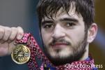 图文-空手道男子80公斤以上级卡里多夫展示金牌