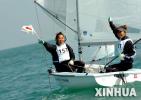 图文-帆船女子470级日本选手夺冠挥舞胜利的小国旗