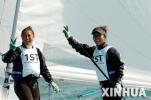 图文-帆船女子470级日本选手夺冠冠军作出胜利手势