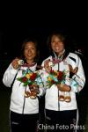 图文-帆船女子470级日本选手夺冠展示宝贵的金牌