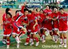 图文-垒球决赛日本7-0大胜中国台北队员欢呼雀跃