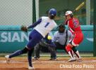 图文-垒球决赛日本7-0大胜中国台北击球手准备