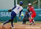 图文-垒球决赛日本7-0大胜中国台北日本队员开心