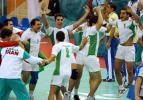 图文-男子手球伊朗击败韩国摘铜伊朗队员庆祝胜利