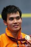 图文-壁球男单马来西亚选手揽金银牌冠军展示金牌