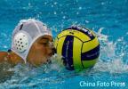 图文-亚运会男子水球中国队夺冠和球来个亲密接触