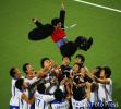 图文-亚运中国男曲摘得银牌韩国队抛起教练庆祝胜利