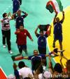 图文-亚运男子手球科威特队夺冠科威特队员奔向观众