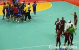 图文-亚运男子手球科威特队夺冠冠亚军心情不同