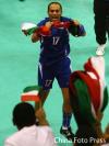 图文-亚运男子手球科威特队夺冠球员与观众摇旗呼应