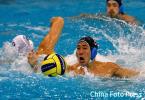图文-亚运会男子水球中国队夺冠日本队员奋力争球