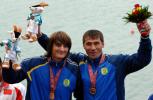 图文-哈萨克斯坦男子双人划艇500米夺金展示金牌